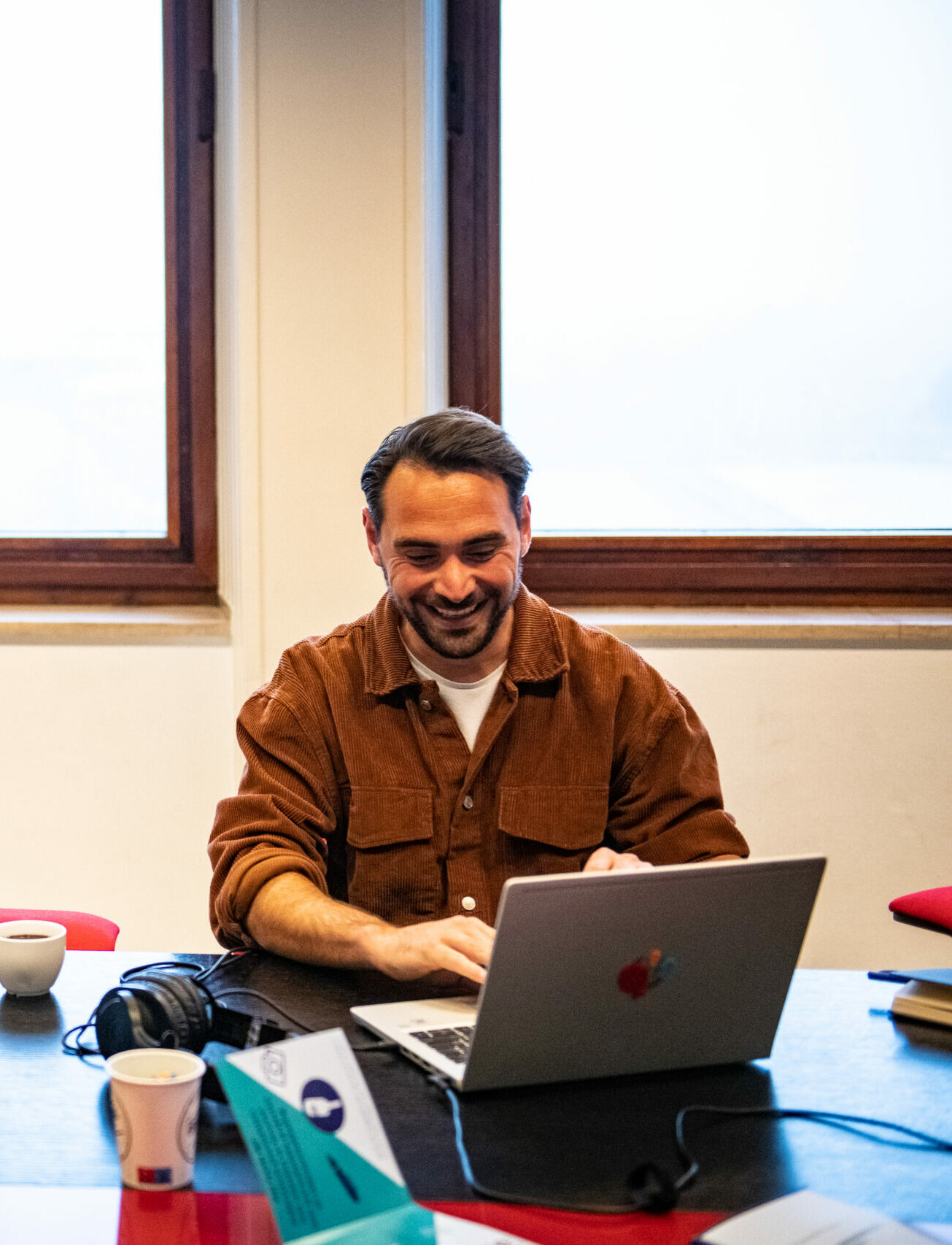 Twee mannelijke journalisten werken op laptop aan project