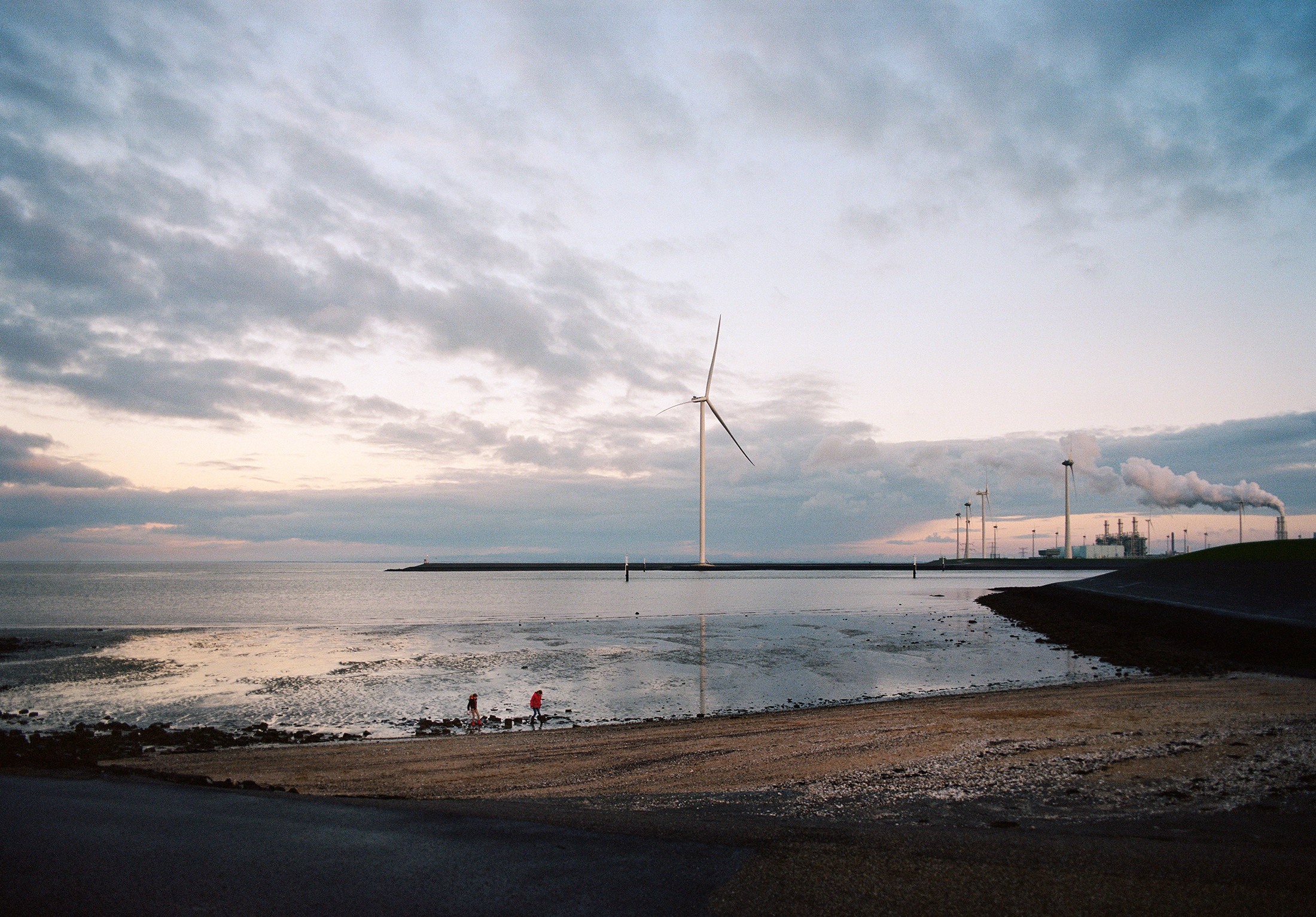 De zee en dijk in Noord-Groningen